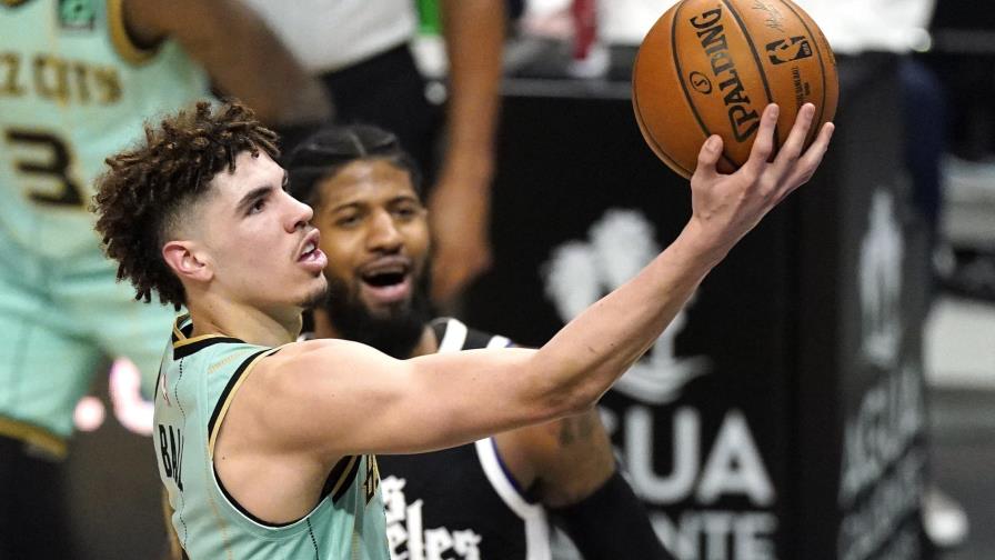 George y Leonard lideran a Clippers y aplastan a los Hornets