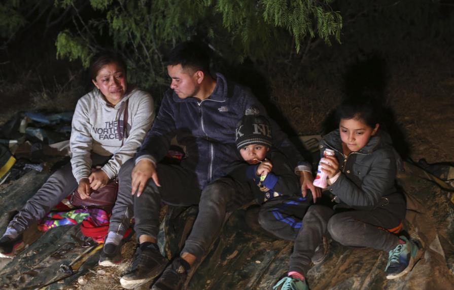 Familias migrantes expulsadas de EEUU evalúan sus opciones