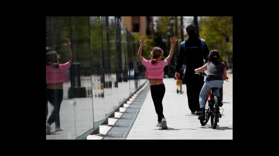 Lo niños vuelven a las calles españolas con entusiasmo tras 43 días en casa