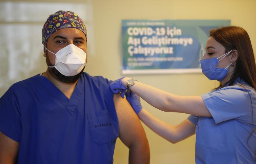Turquía anuncia calendario para la vacuna china CoronaVac