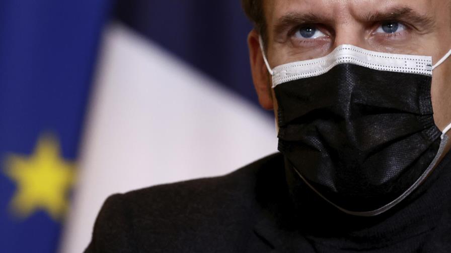 Macron pide intensificar esfuerzo mundial en vacunas COVID