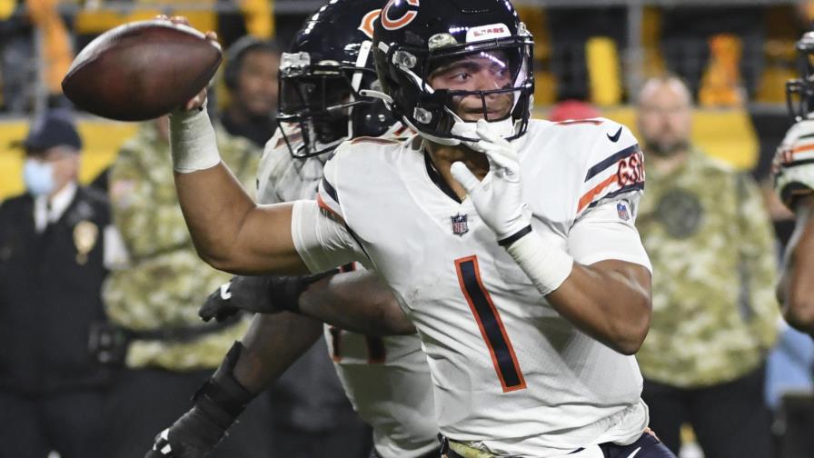 Fields comienza a sobresalir en unos decaídos Bears