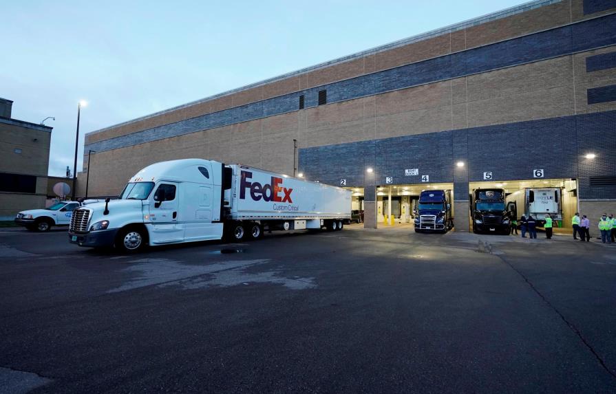 Los primeros camiones comienzan a distribuir la vacuna de Pfizer en EE.UU.