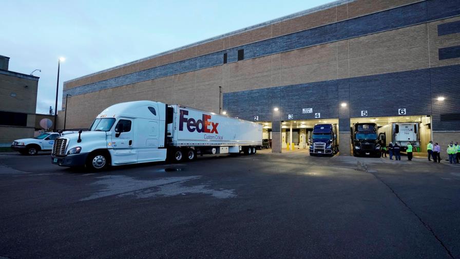 Los primeros camiones comienzan a distribuir la vacuna de Pfizer en EE.UU. Los primeros camiones comienzan a distribuir la vacuna de Pfizer en EE.UU.