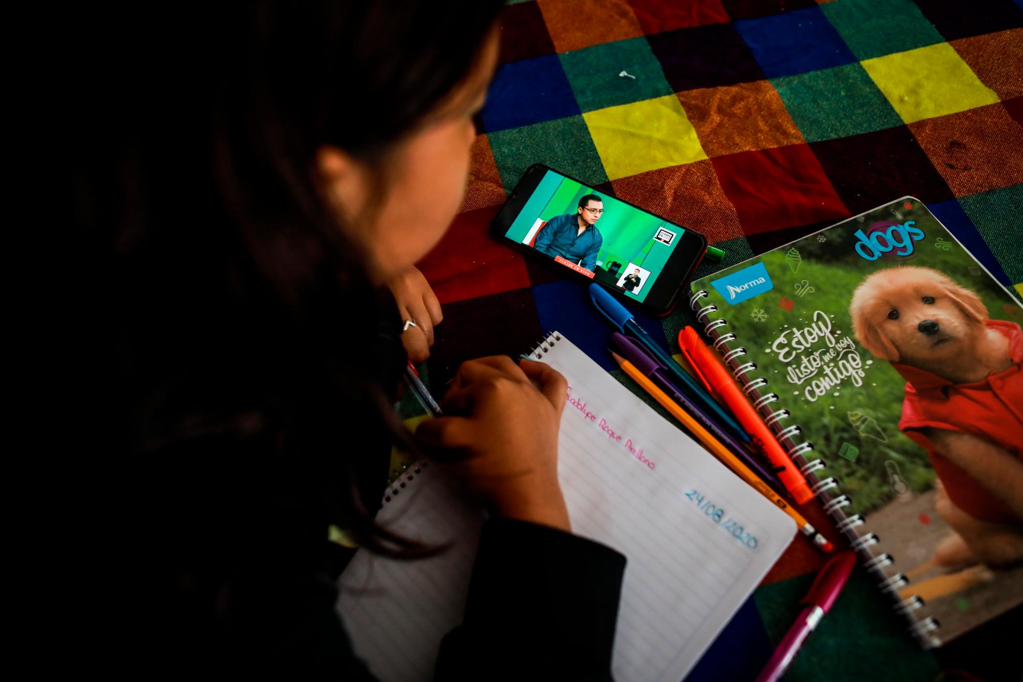 La niña Zury en su primera clase virtual, en Acapulco, estado de Guerrero (México). 