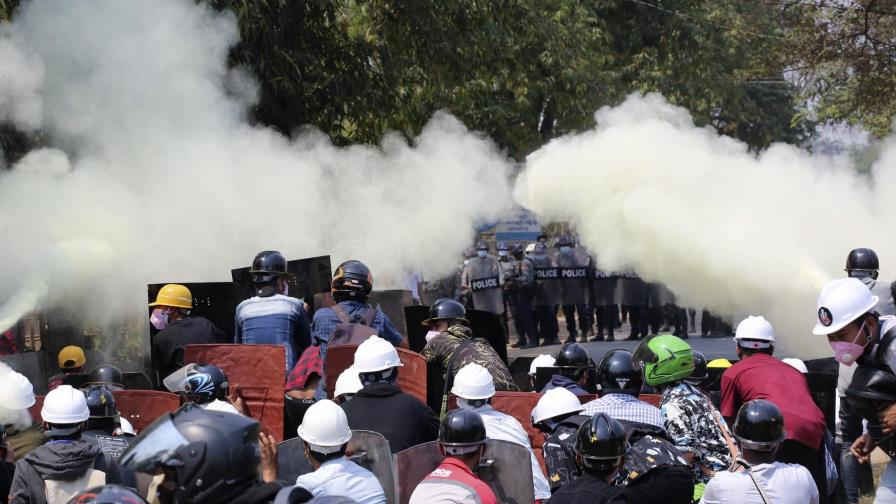 Manifestantes en Myanmar desafían toque de queda