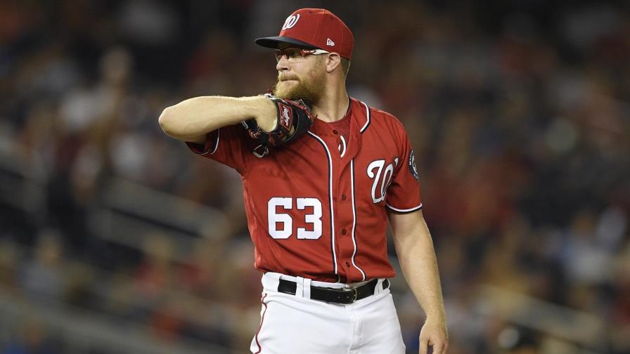 Nacionales: Doolittle unta aceite de lavanda en su guante