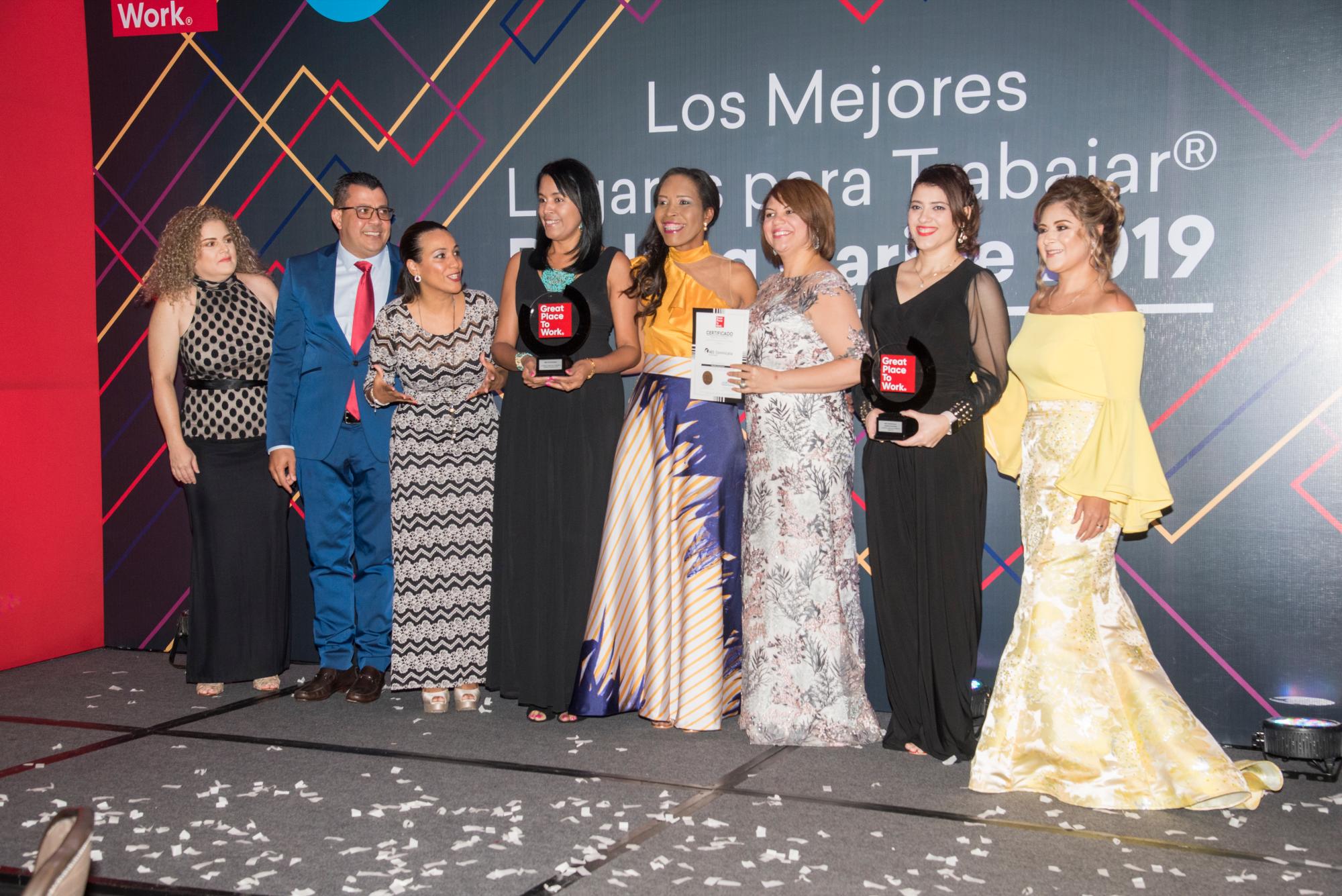 La representación de AES Dominicana y Puerto Rico reciben sus galardones del cuarto y séptimo lugar.