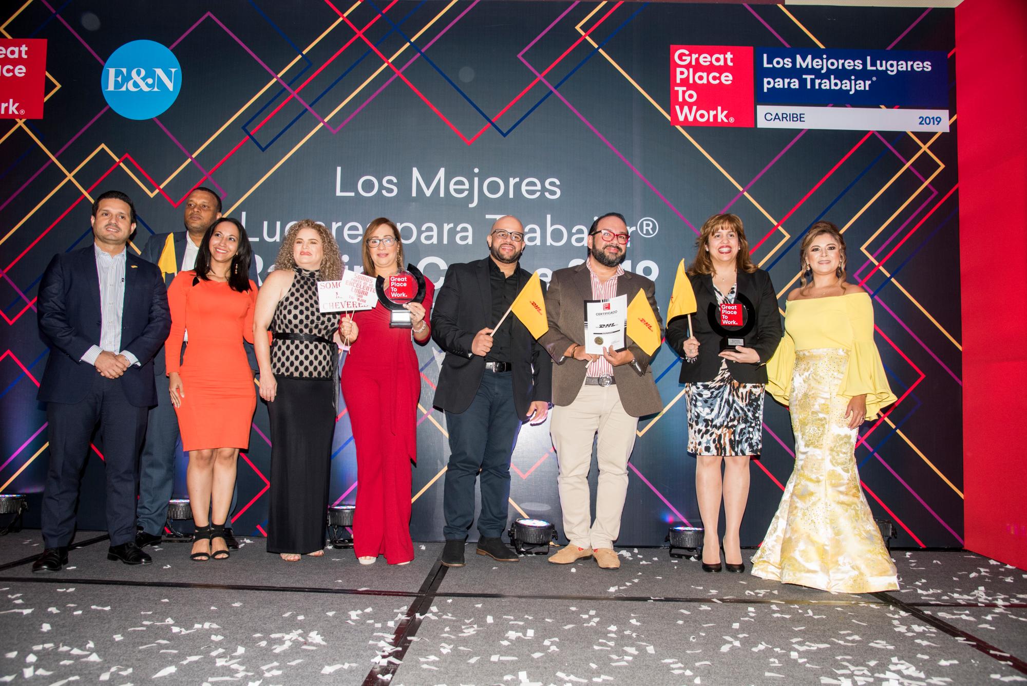 Representación de DHL Dominicana subió con banderas para celebrar el reconocimiento que le fue entregado.