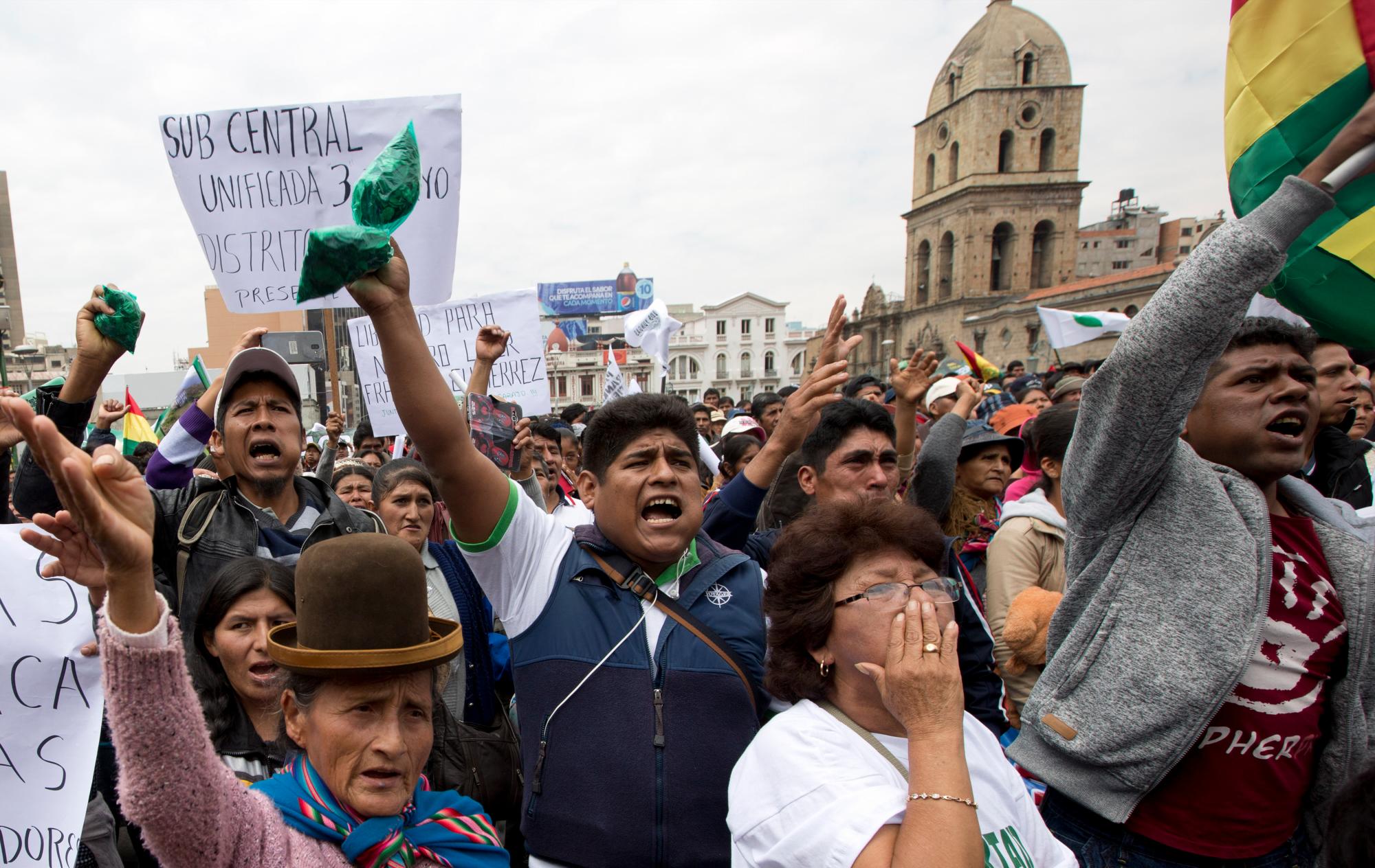 En imagen del martes 19 de marzo de 2019, agricultores de coca lanzan consignas contra el presidente boliviano Evo Morales durante el Gran Acullico, en La Paz, Bolivia. Miles de agricultores de coca realizaron una protesta para exigir la liberación de su líder encarcelado Franklin Gutiérrez, y para manifestarse en contra de las restricciones al cultivo de coca impuestas por el gobierno de Morales en 2017.
