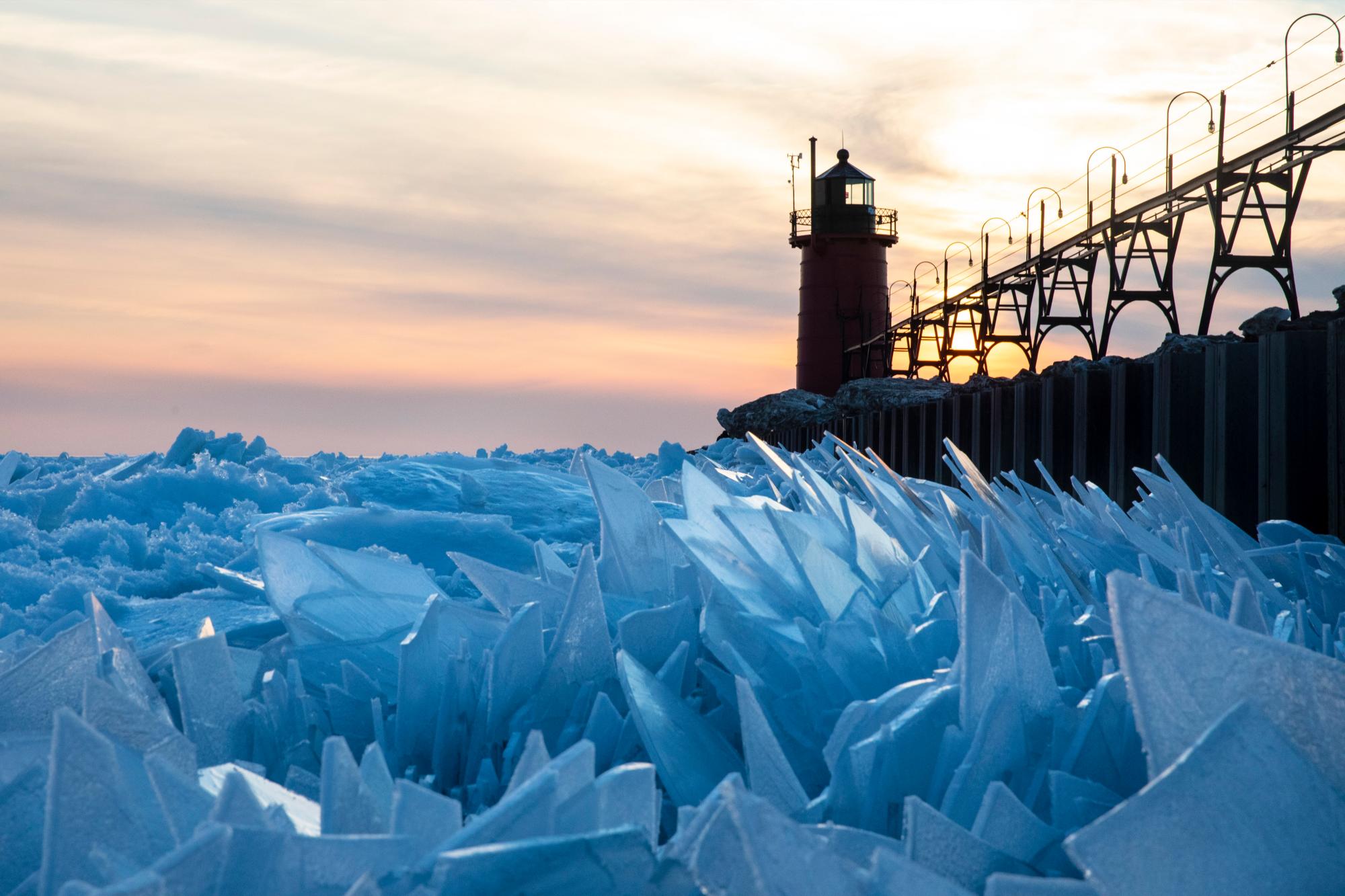 Fragmentos de hielo se amontonan en el lago Michigan a lo largo del muelle South Haven en South Haven, Michigan, el martes 19 de marzo de 2019. El movimiento del agua debajo del hielo ha empujado hacia arriba las láminas de hielo en un patrón apilado hipnotizante.