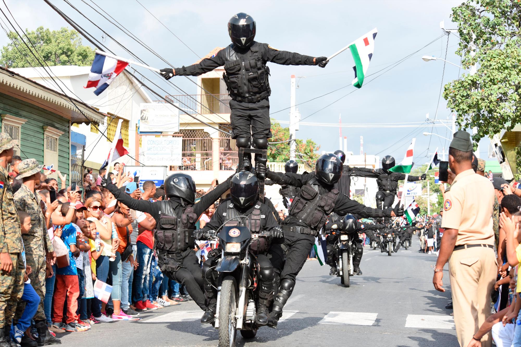 Agentes policiales llamados “Linces” se desplazan haciendo sus malabares el martes 19 de marzo de 2019 en la calle Duarte en la celebración del desfile cívico militar en la provincia de Azua con motivo de la conmemoración del 174 aniversario de la Batalla del 19 de Marzo.