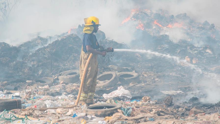 Vertedero de Haina vuelve a incendiarse Vertedero de Haina vuelve a incendiarse