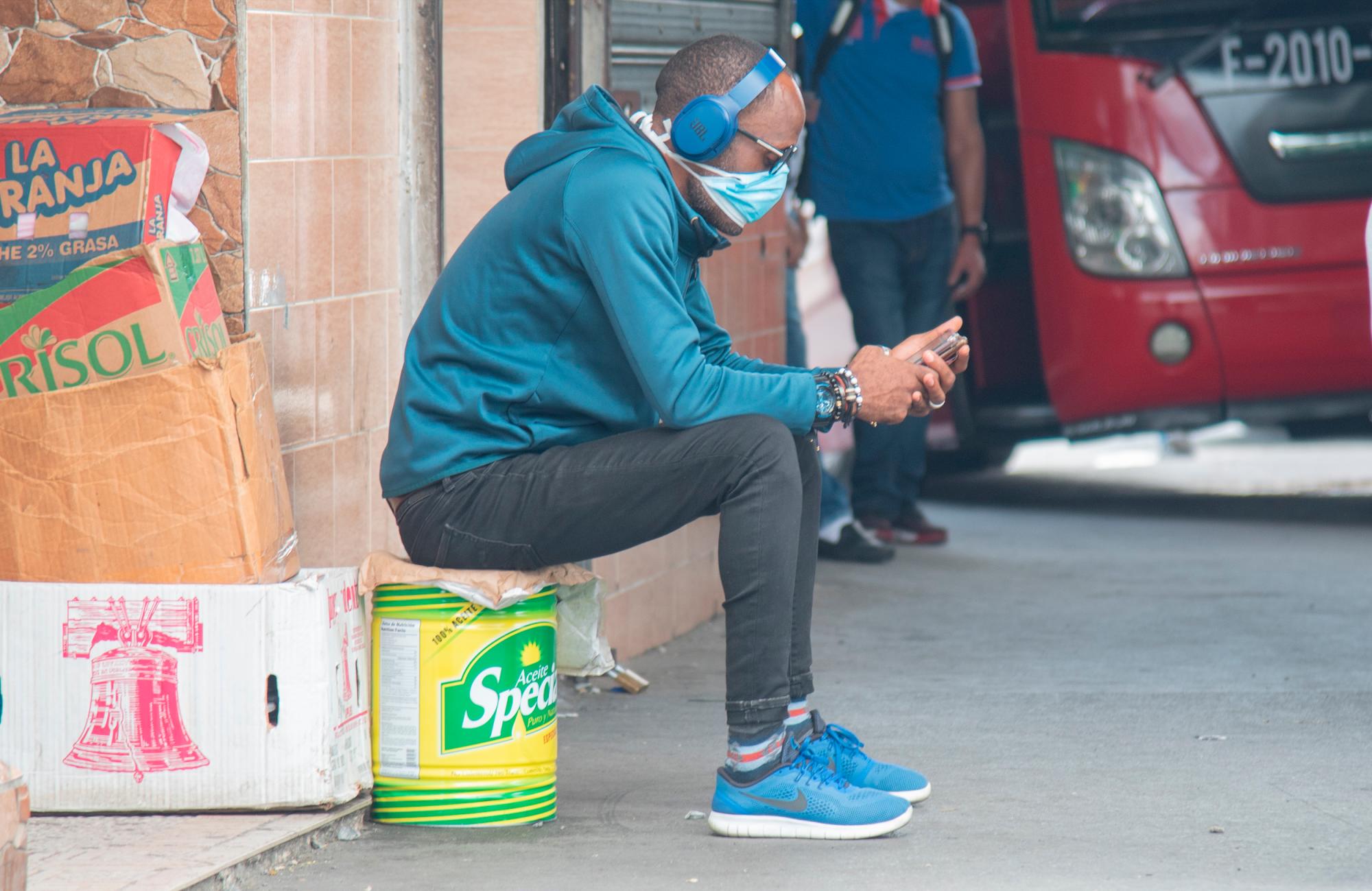 Algunos pasajeros usan tapabocas y guantes para evitar el contagio.