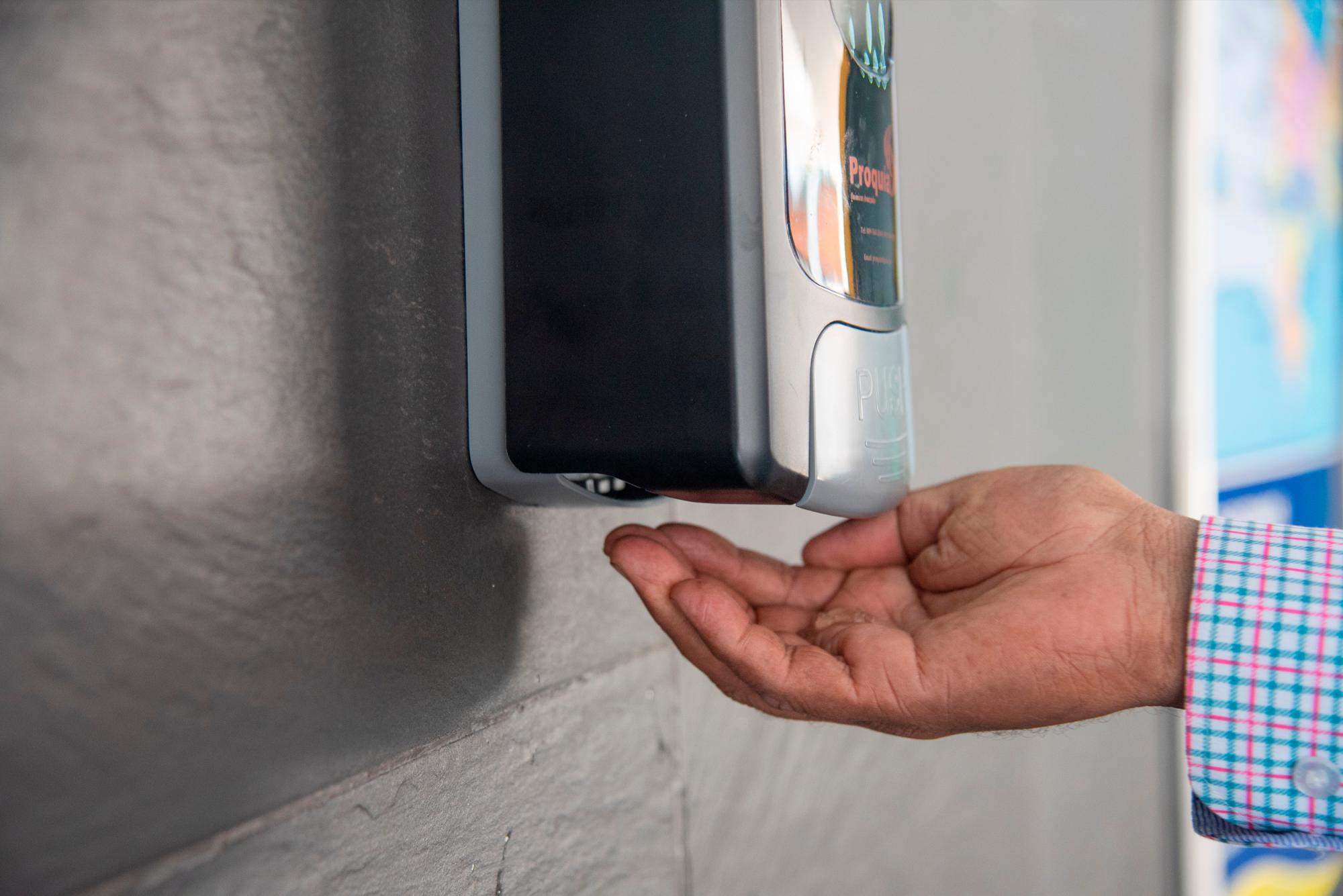En terminales como Caribe Tours hay dispensadores con gel para los pasajeros. 