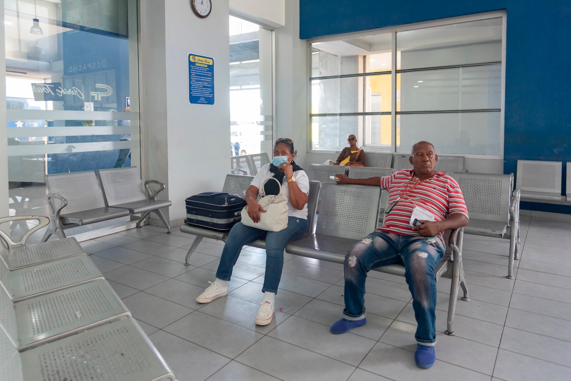 El flujo de pasajeros desde y hacia las provincias sigue bajando en las terminales. 