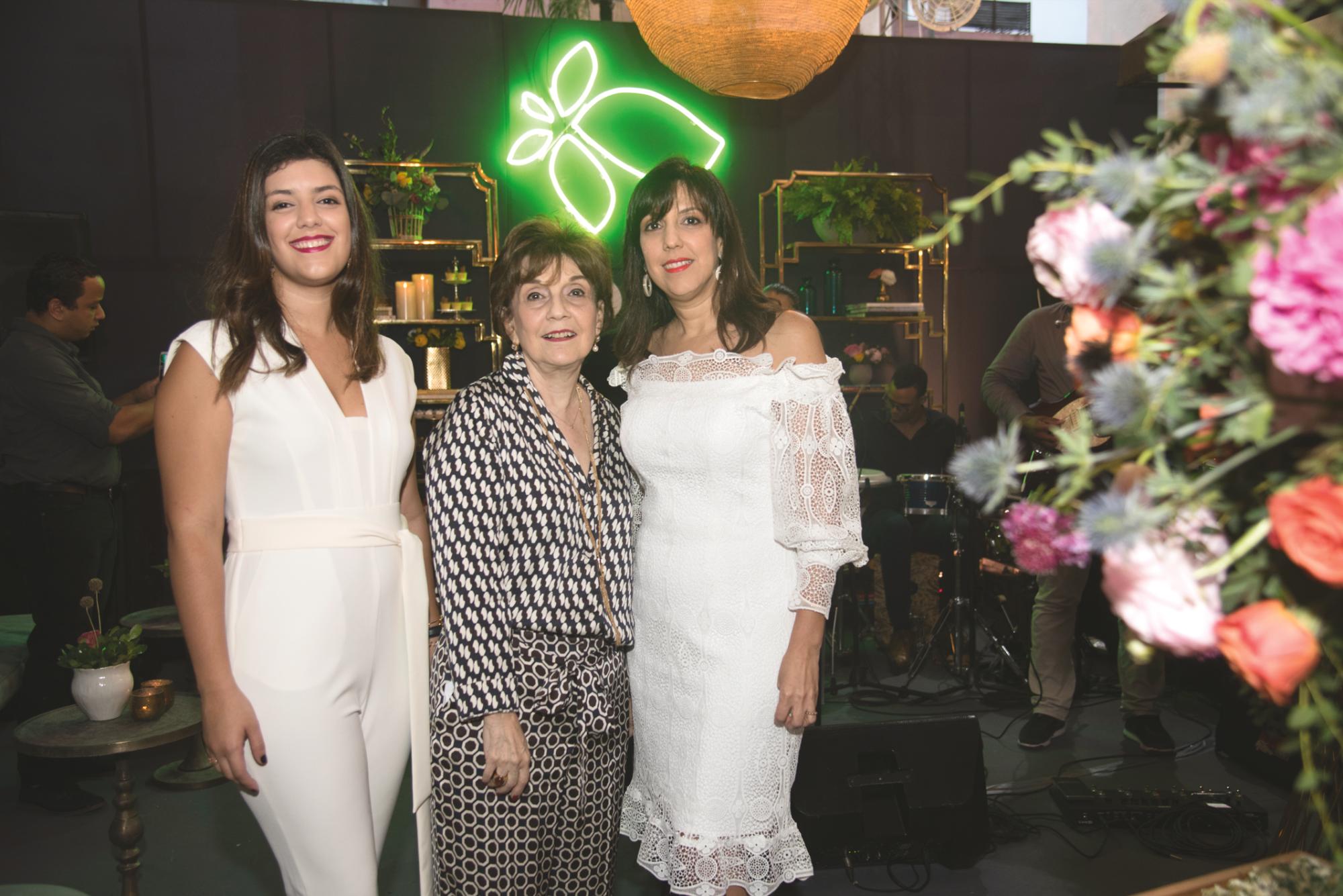 Ana Rodríguez, Olga Abbott y Lorren Abbott de Rodríguez.