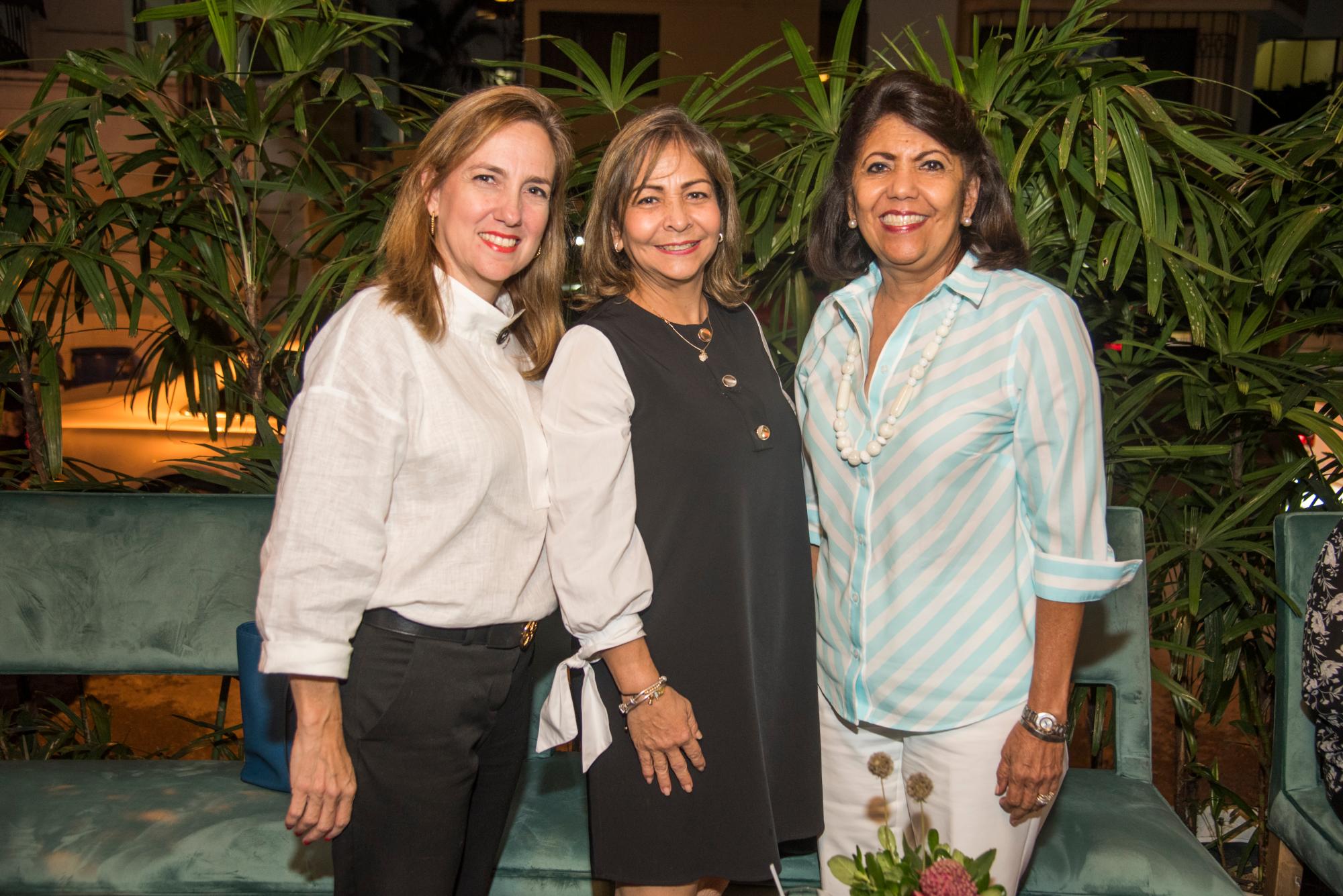 Mónica de Cabral, Soraya Lugo y Lilín de Suárez.