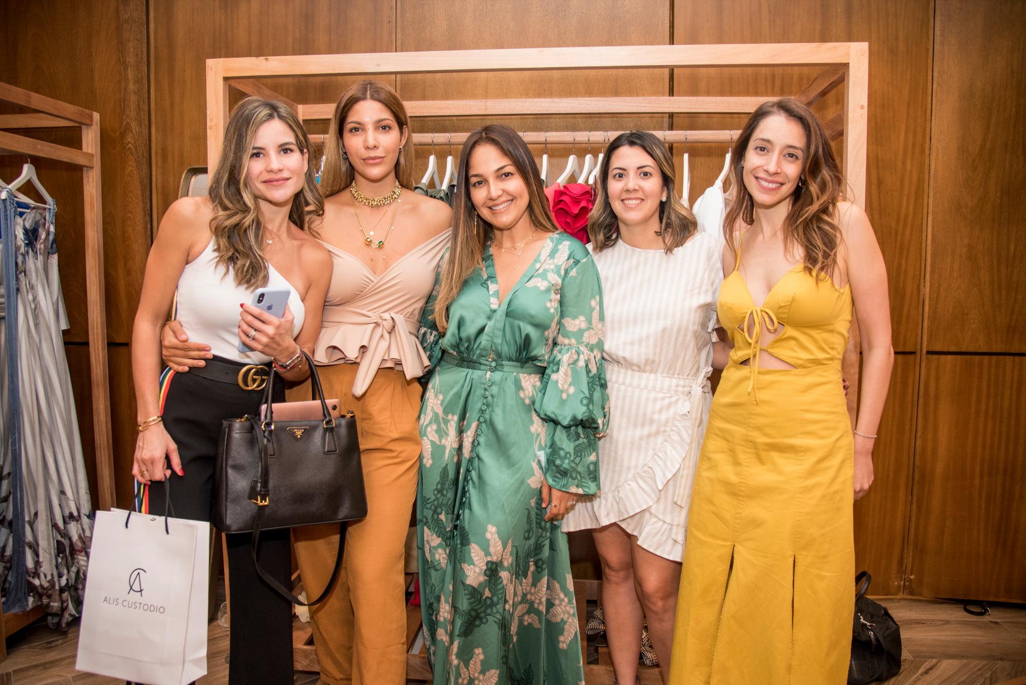 Chassel Vargas, Maygel Coronel, Goretty Medina, Paola Santana y Francesca Robiou.