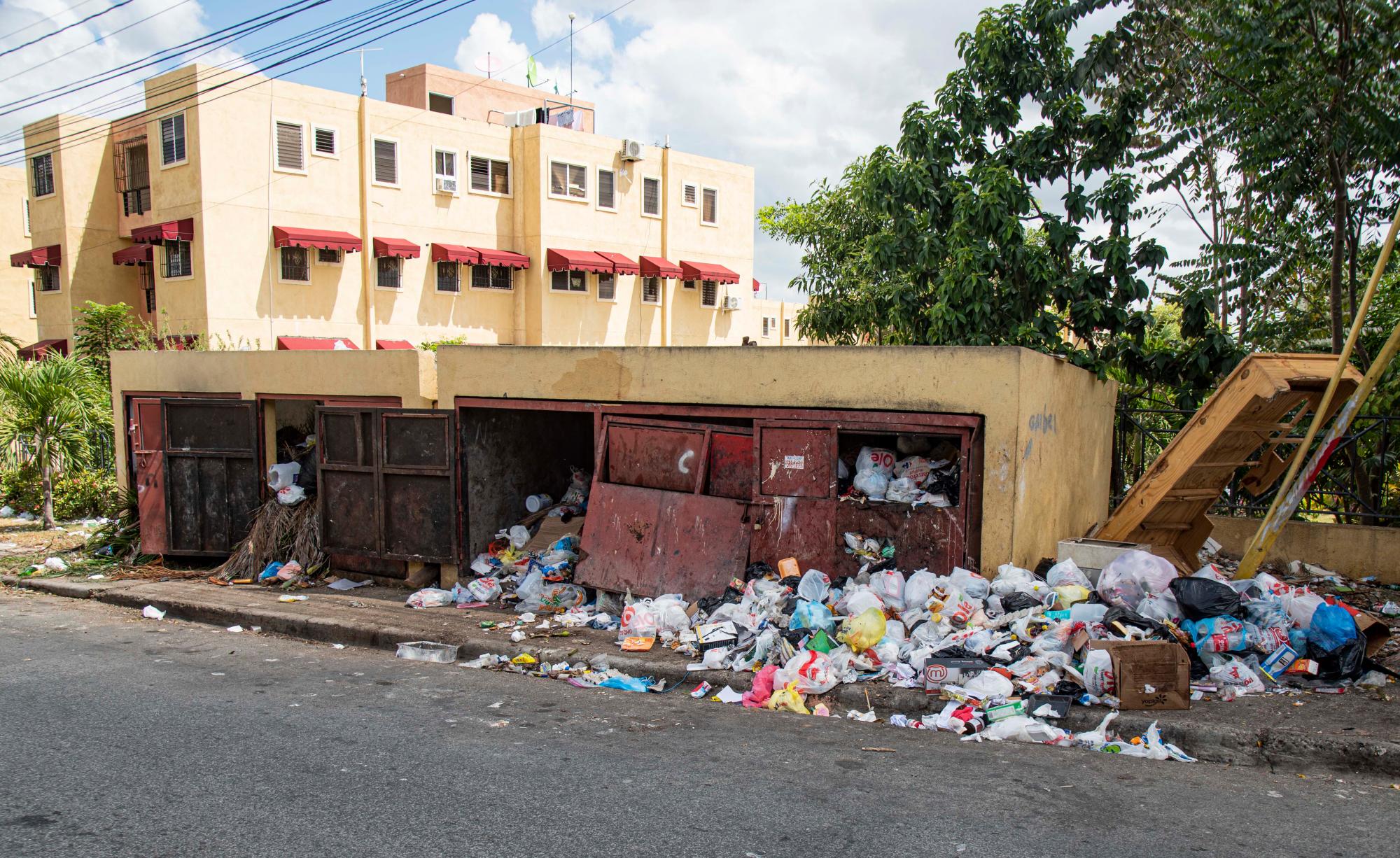 Vecinos dicen que los camiones de la Alcaldía tienen dos semanas que no van, potros aseguran que si las recogen, pero que en los últimos días se han descuidado.