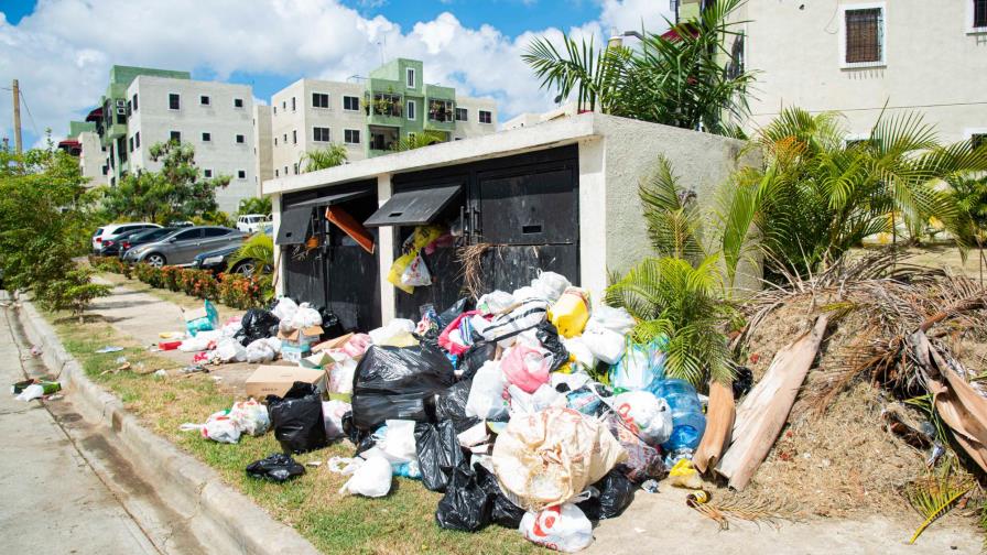 Basura y malos olores intranquilizan a personas de residenciales en Santo Domingo Norte 