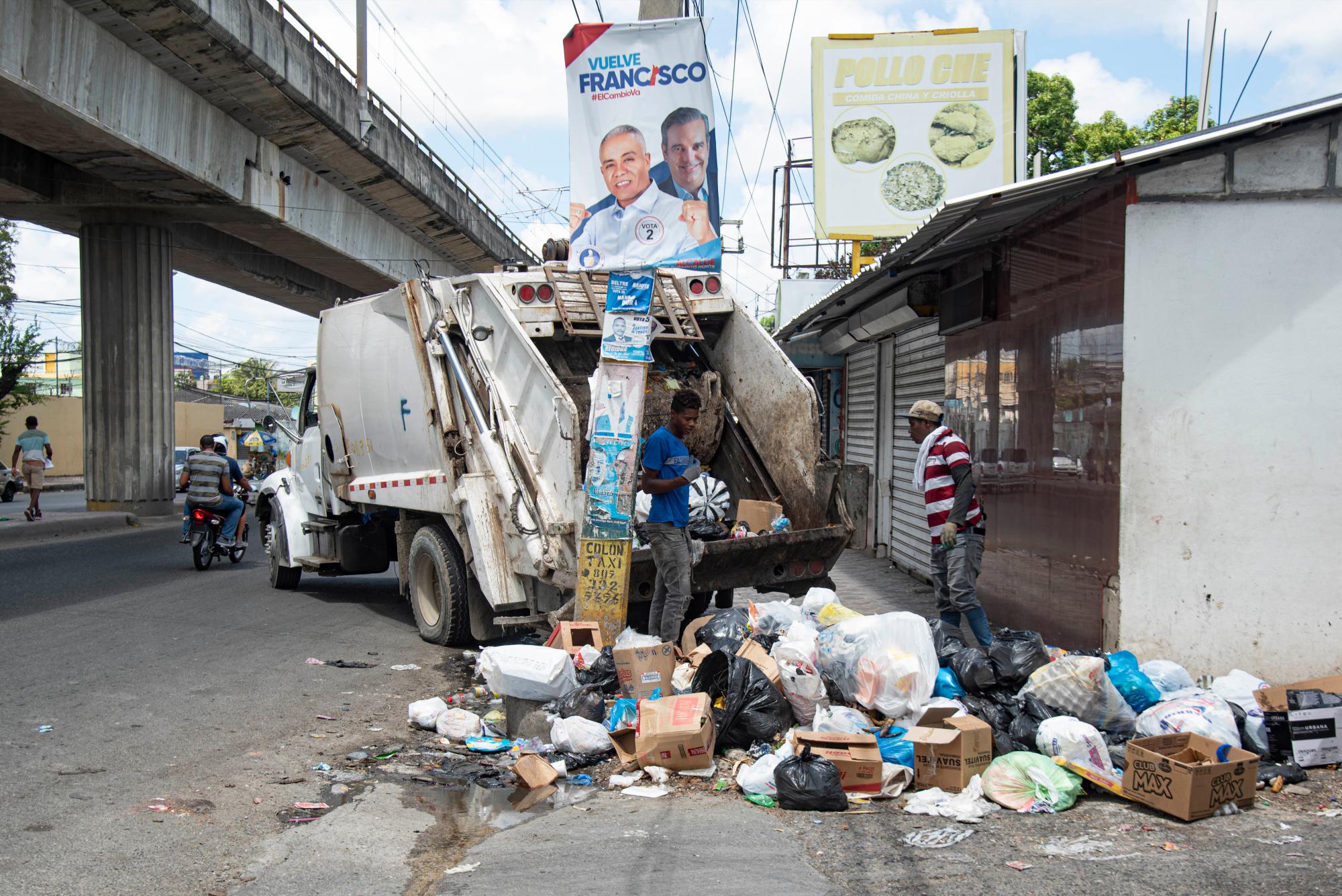 En la avenida Hermanas Mirabal dos camiones recogían los improvisados vertederos en las esquinas.