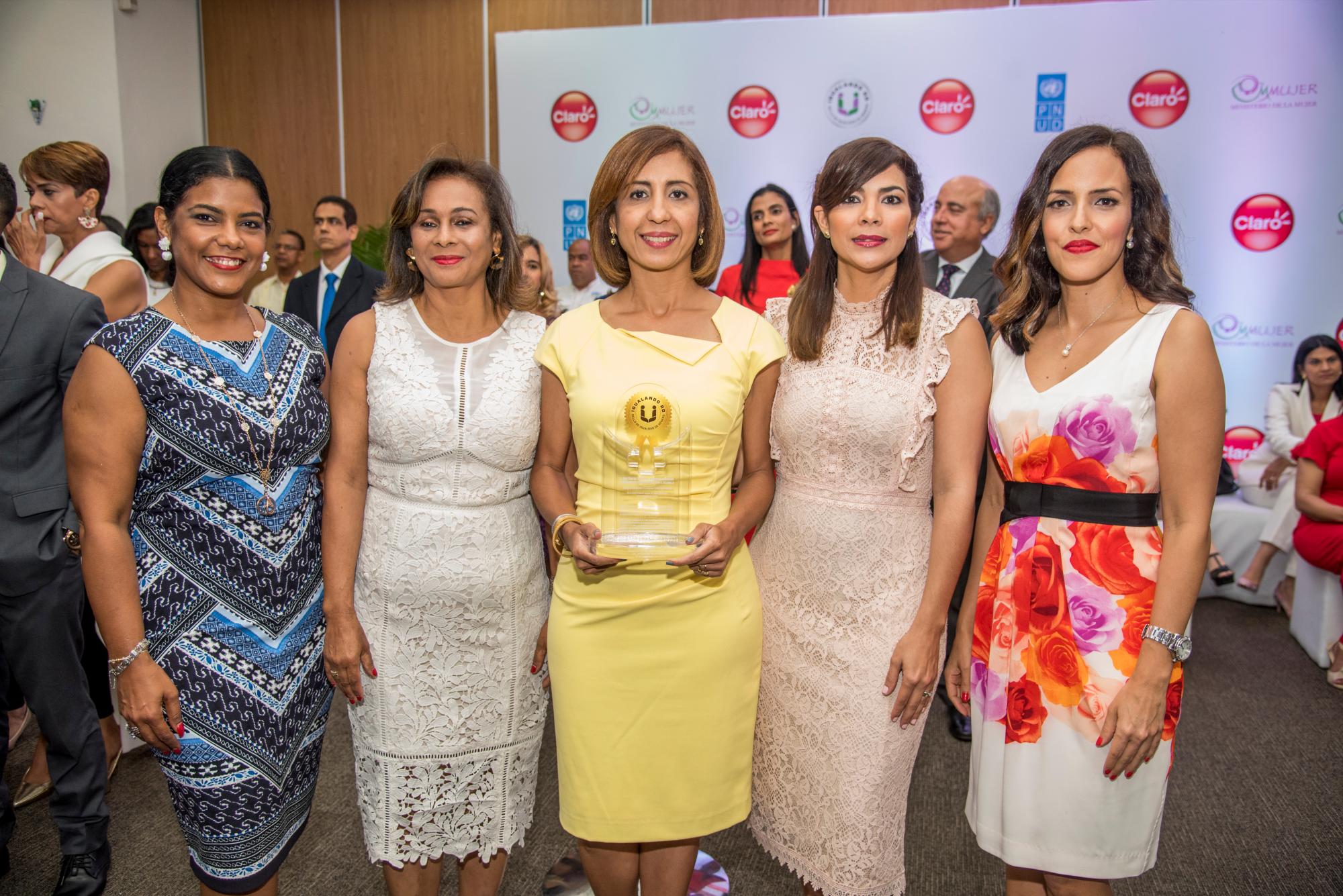 Perla Cuevas, María Rosa Mateo, Sandra Tejeda, Melissa Arias y Yerim Tejada.
