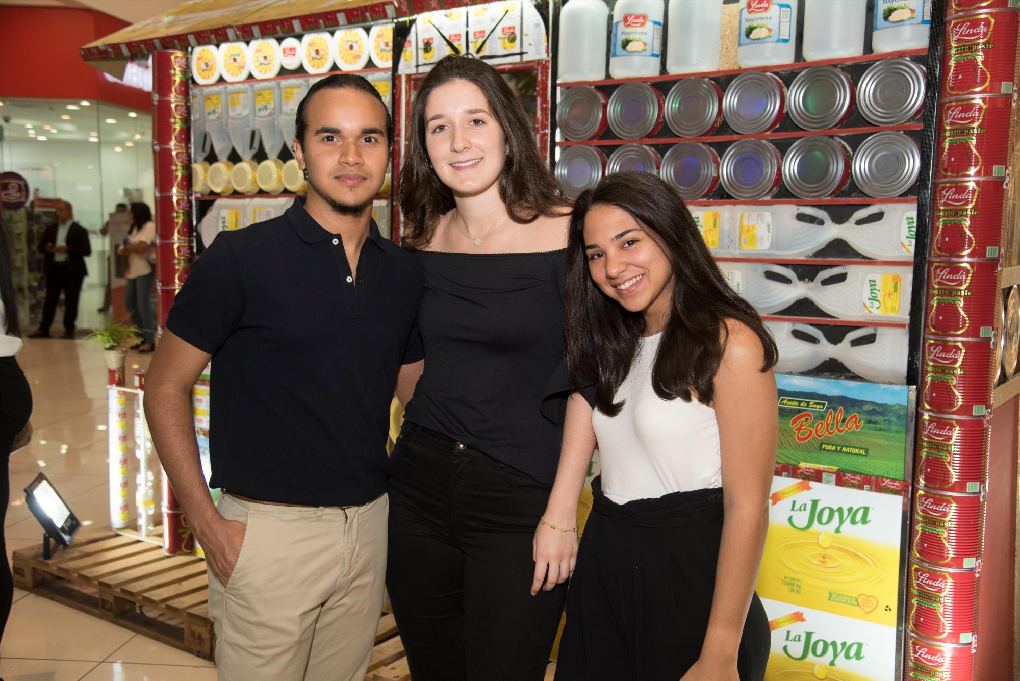 Emanuel Rosario, Ana Cristina Iglesias e Isabella Guzmán.