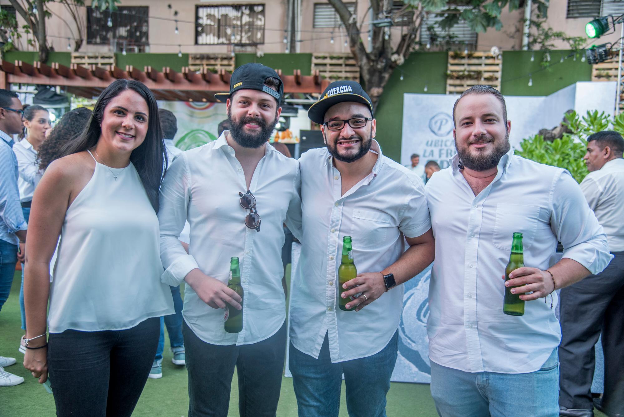 Álida Álvarez con los integrantes de  Dapatres, Jean Michel Zayas, JOSÉ carlos Colón y Gary Evertsz.