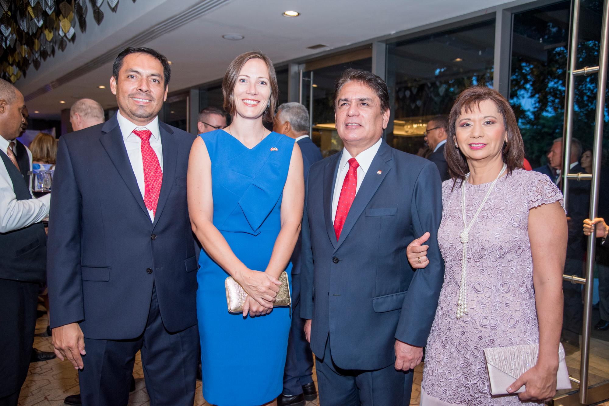 Amet Castillejos, Shauna Hemmiway, Pedro Sánchez y Stella de Sánchez. 