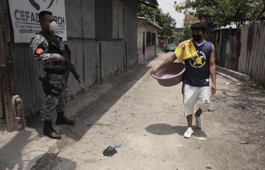 Centros de contención de El Salvador son focos de contagio