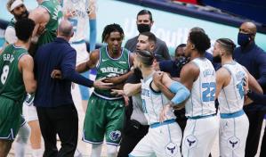 NBA multa a tres jugadores por gresca en partido Mavs-Hornets