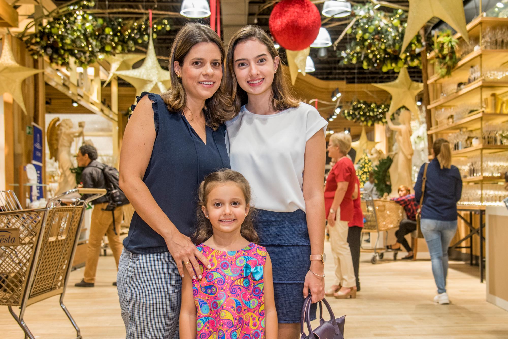 Lupe Ayala de Rivas, Ana Isabel Rivas y María Fabiana Rivas.
