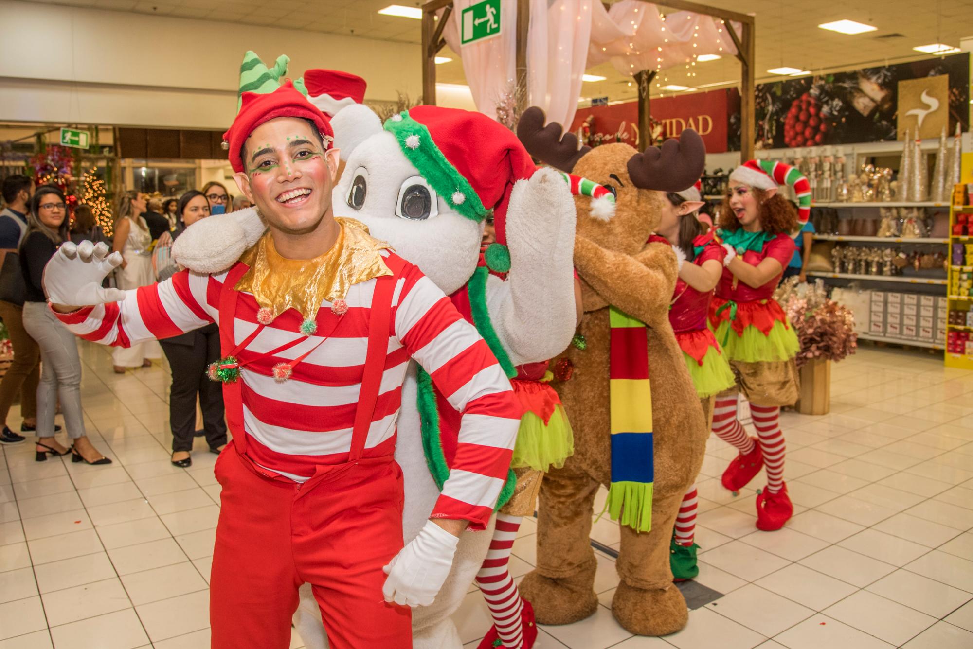 Diversos personajes amenizaron el evento.