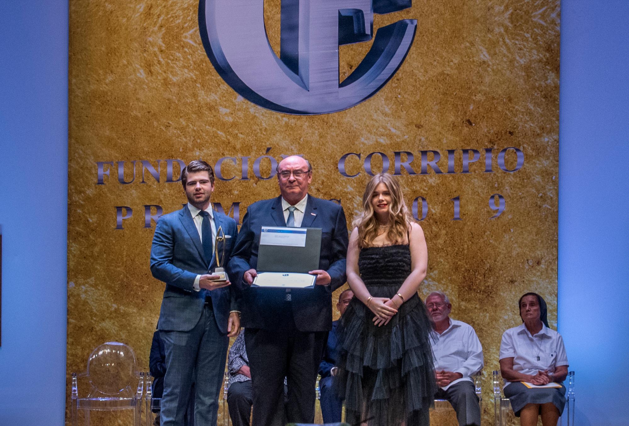 Sofía y Rodrigo González Corripio entregan el galardón a Gerardo Pérez, director del Colegio Dominicano de la Salle.