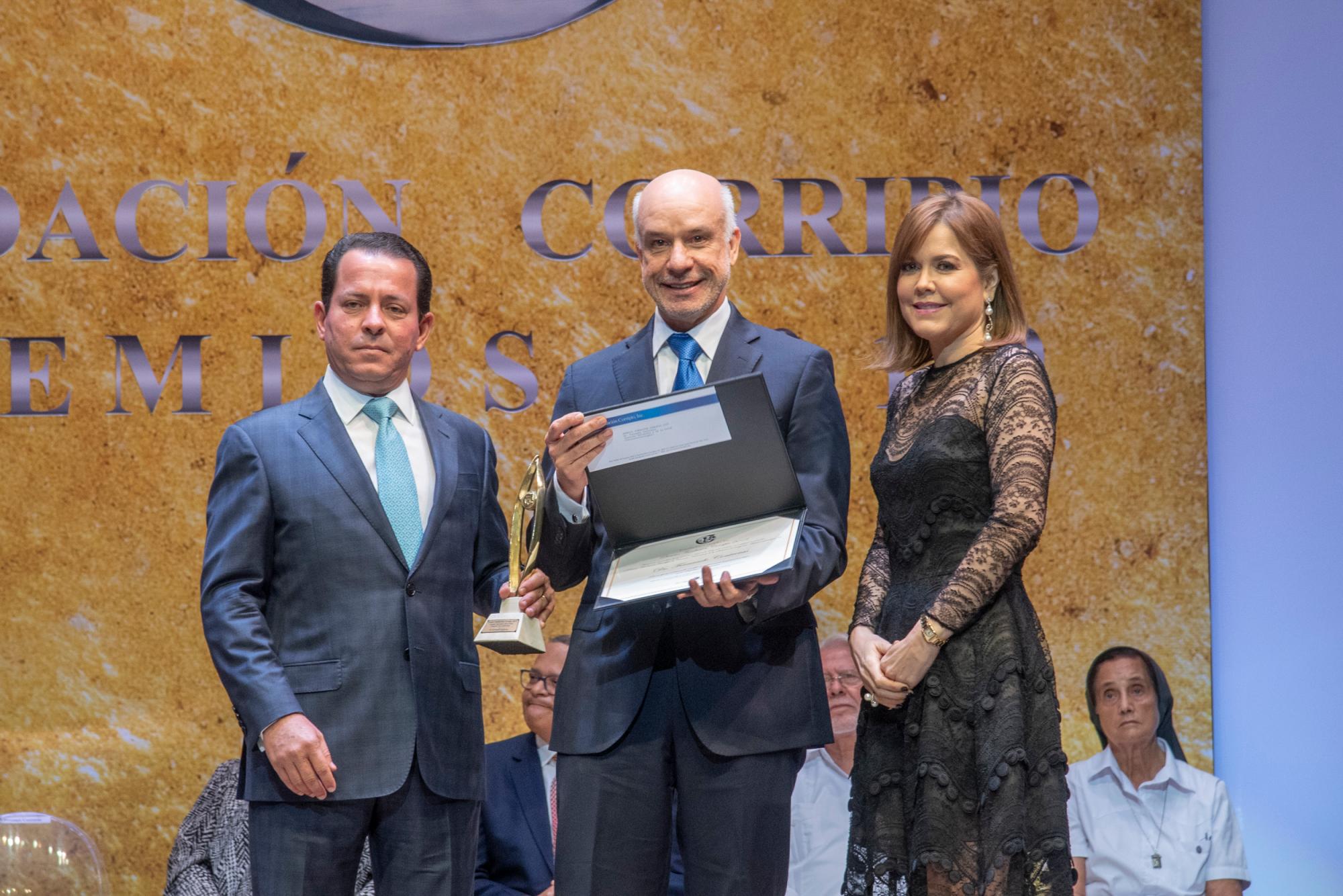 Alondra y Rafael Barceló entregan el premio al doctor en Gastroenterología Fernando Contreras.