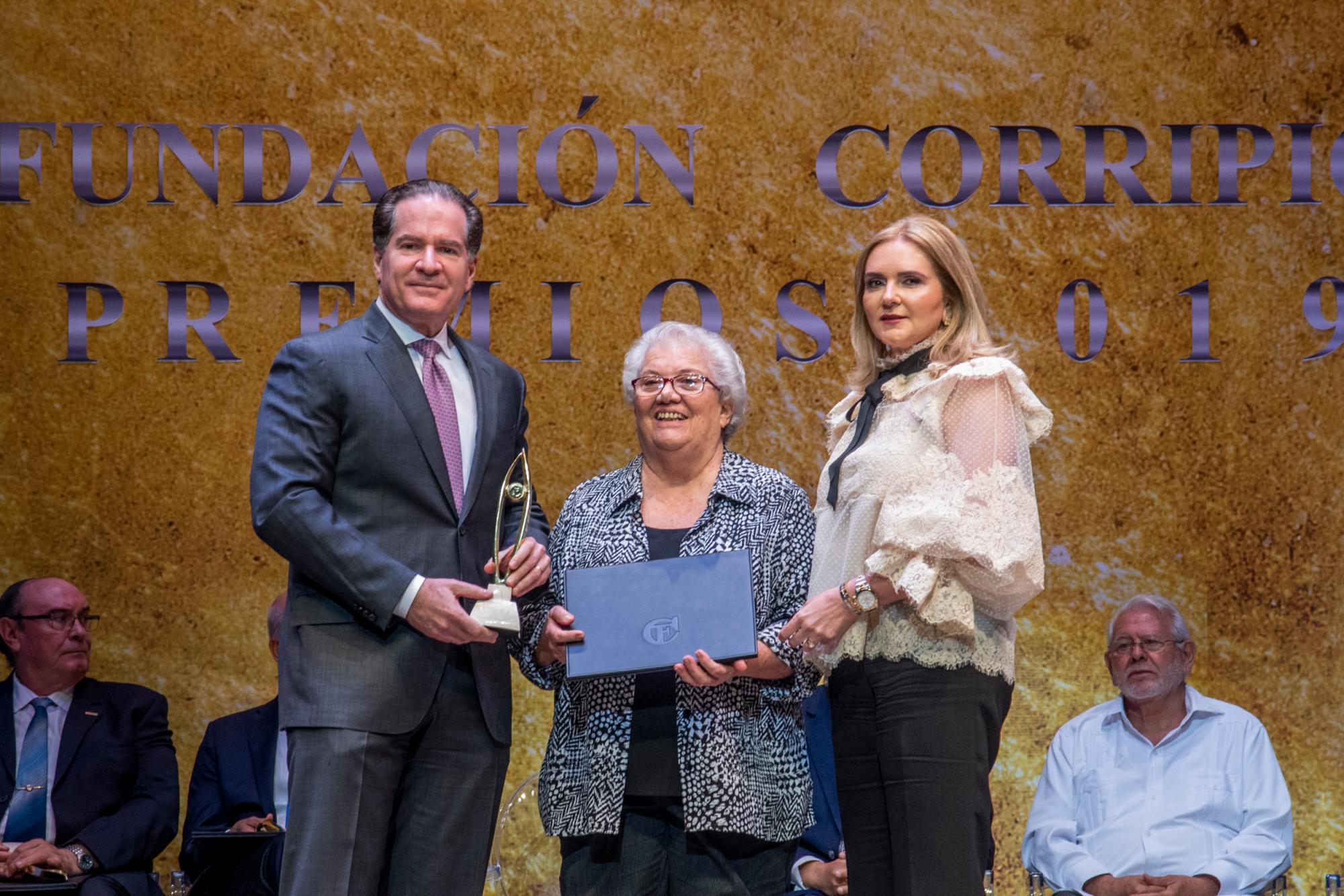 Manuel Corripio y  Rafaela Martínez de Corripio entregan a Germana Quintana su galardón en la Categoría «Teatro».