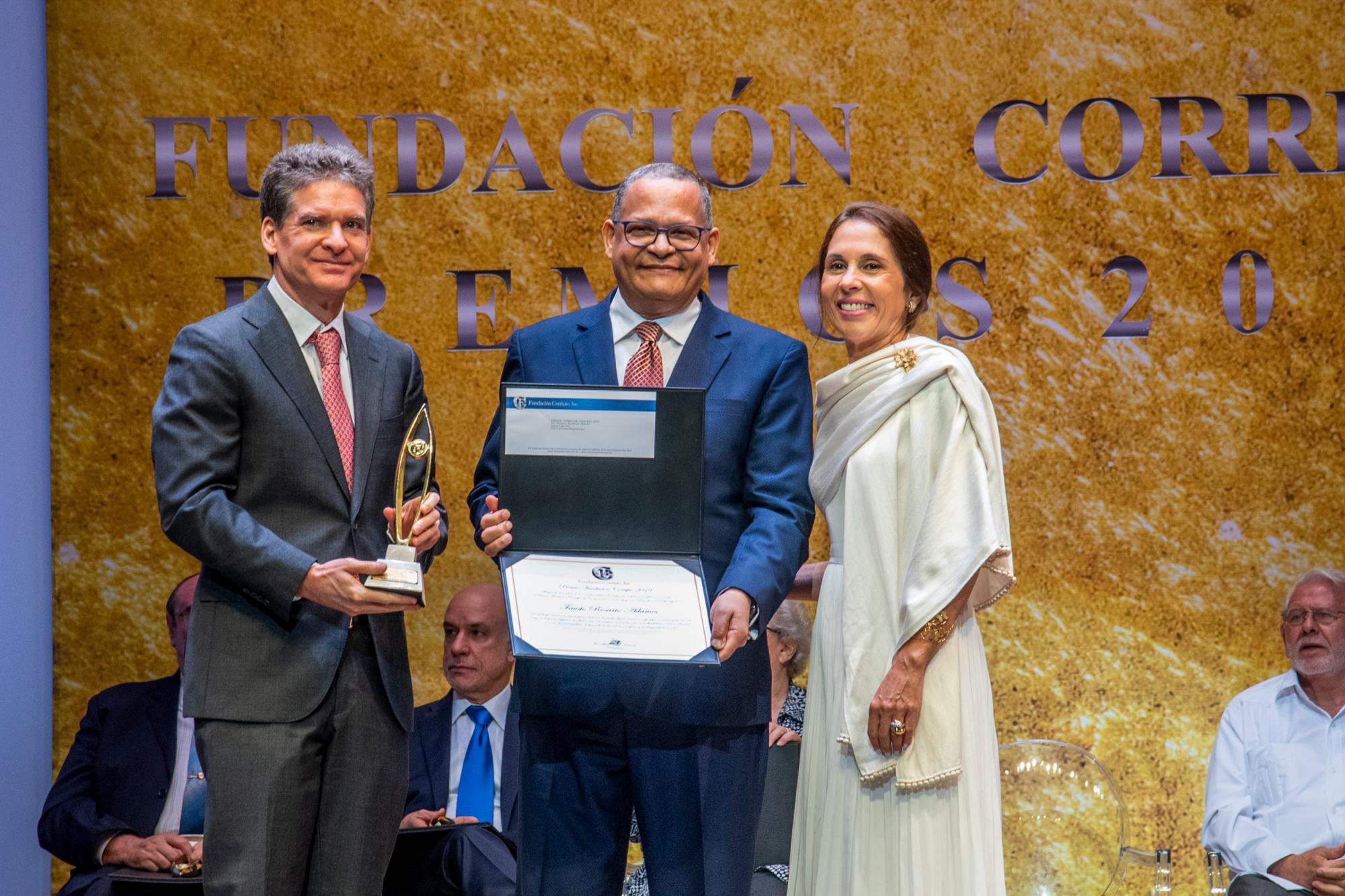 José Alfredo Corripio y Laura de Corripio  hacen entrega  al periodista Fausto Rosario Adames.
