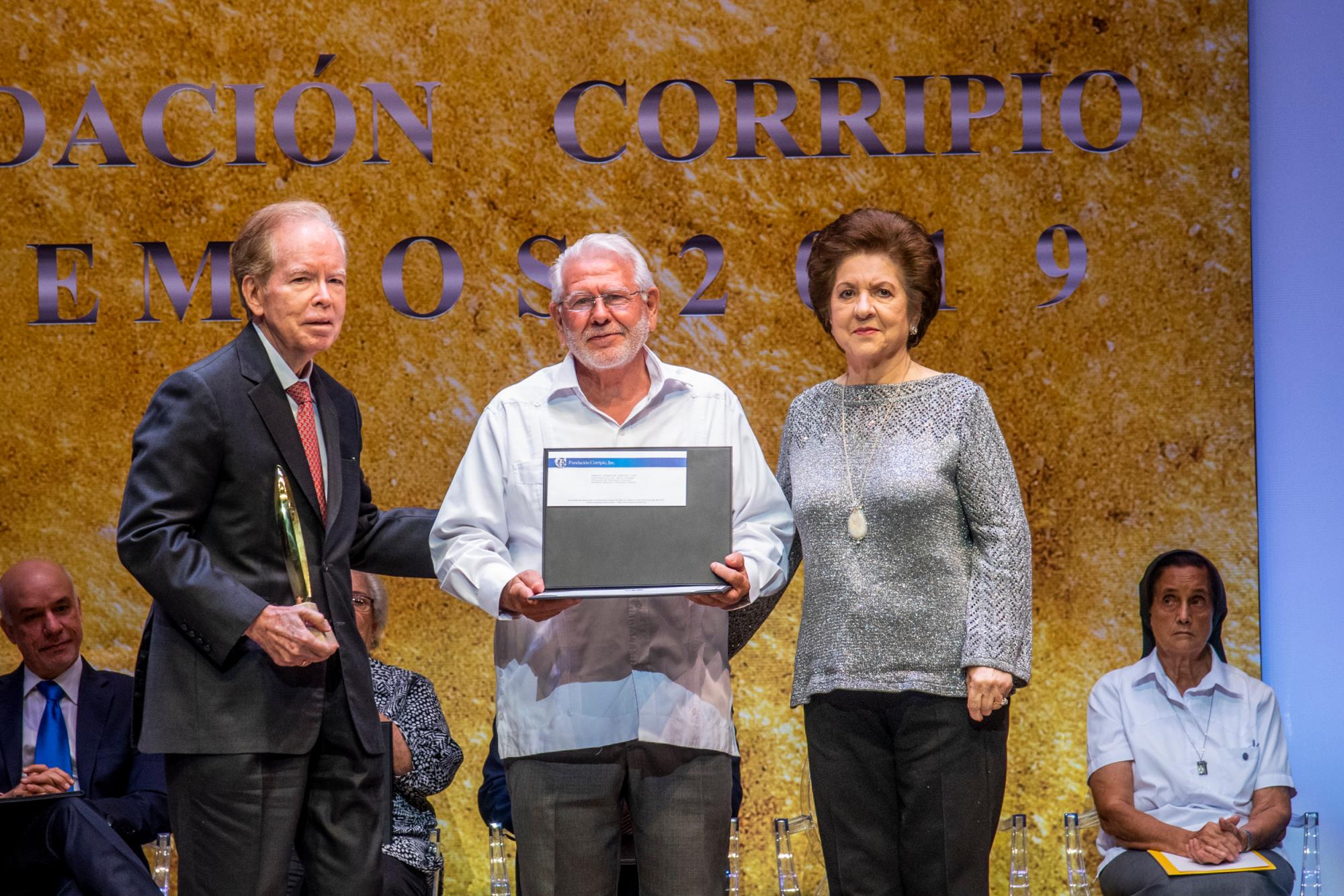 José Luis Corripio Estrada y Ana María Alonso de Corripio entregan a Domingo Legua de la Vicaría Pastoral Social de la Arquidiócesis de Santo Domingo. 