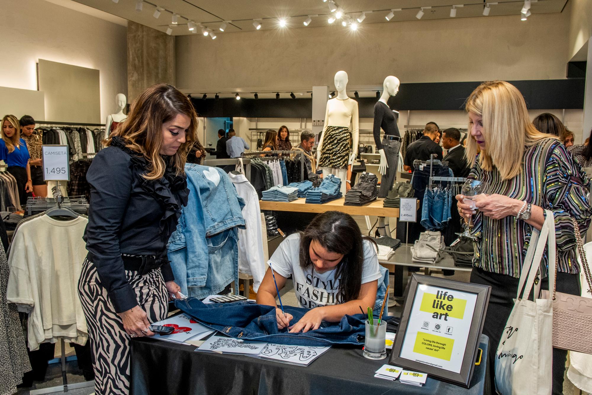 Durante el evento los invitados pudieron personalizar sus piezas.