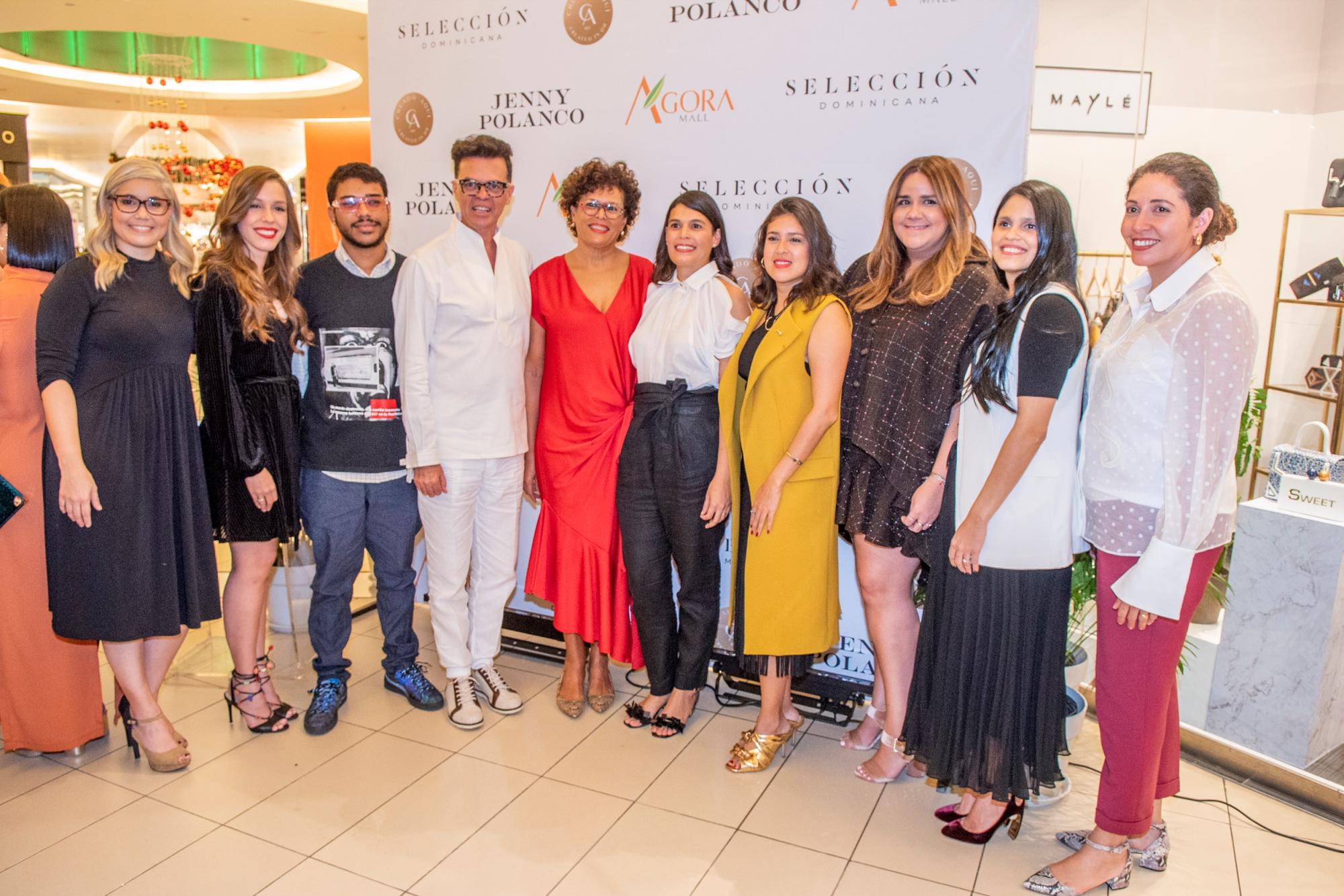 Al centro, Jenny Polanco, junto a los diseñadores de la propuesta y, en el extremo izquierdo, Silvia Rosales administradora de Ágora Mall.  