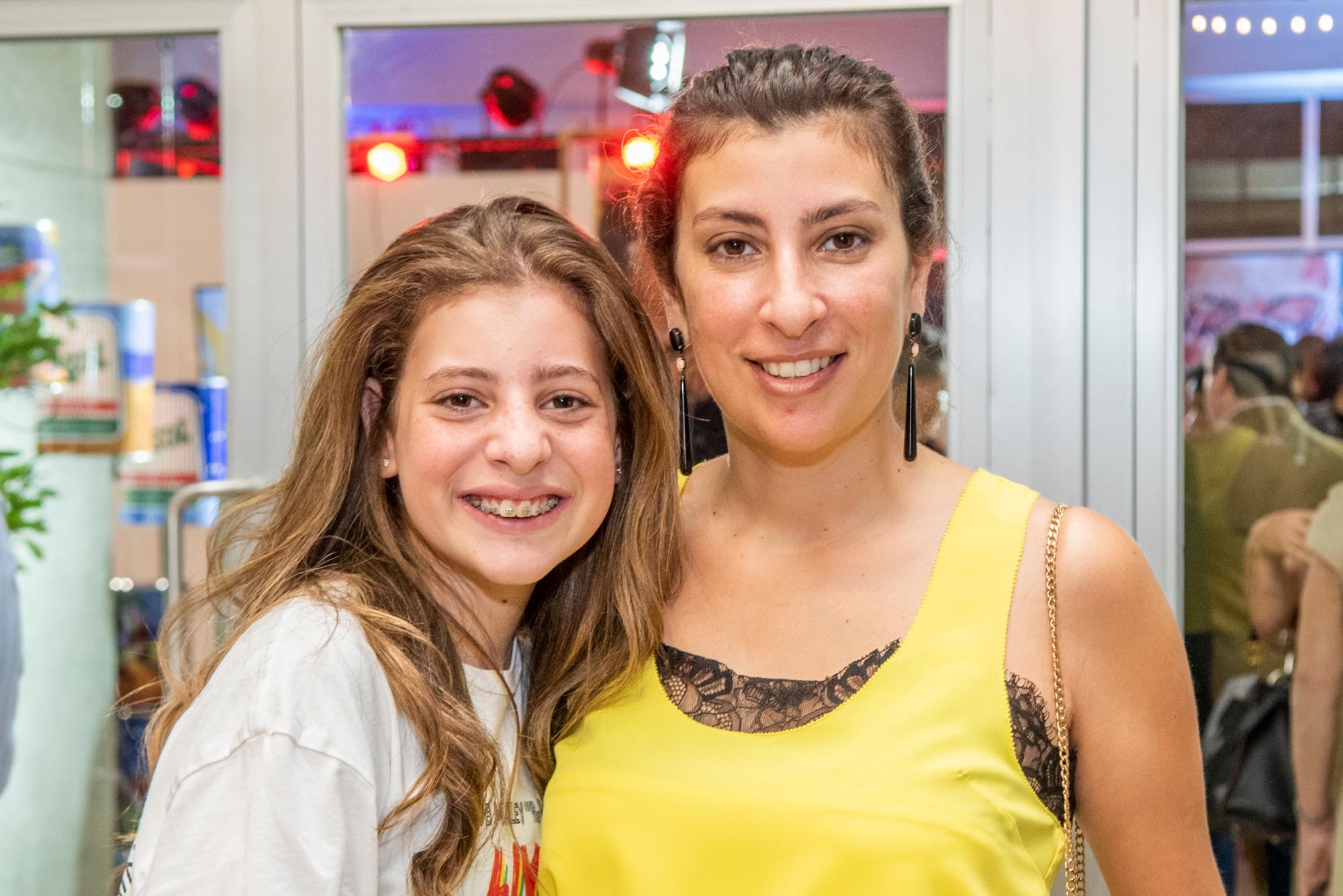 María Isabel Santana y Rosadela Serulle de Riedl.