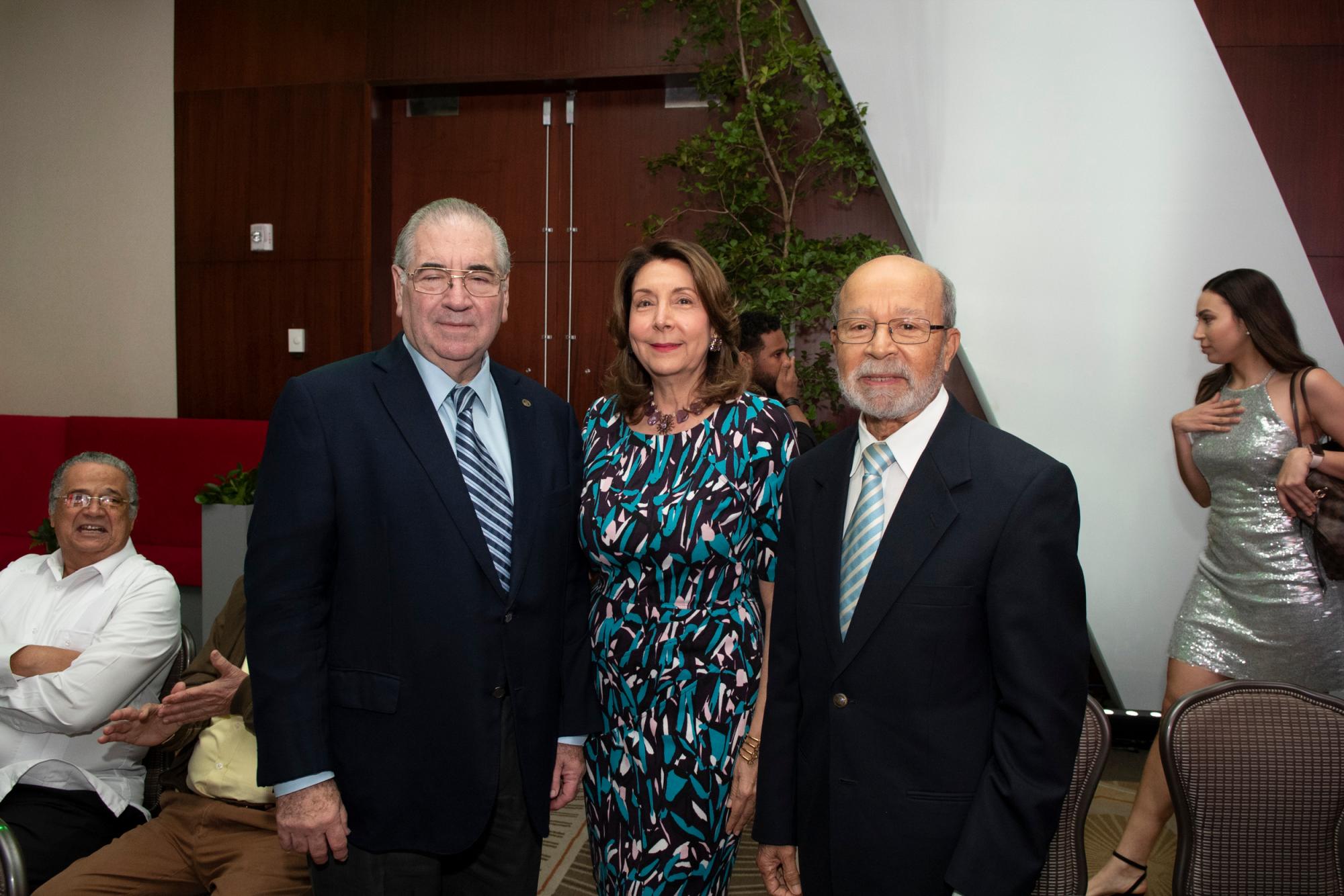 Manuel García Arévalo, Francis Pou de García y Domingo Marte.