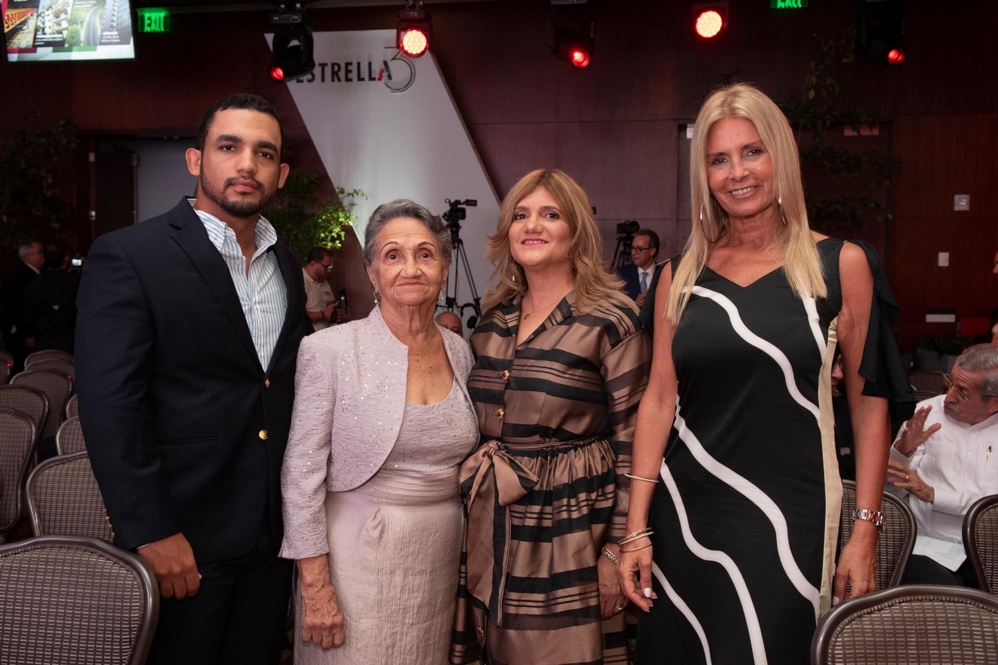 Nelson Muñiz Aristy, Obtulis Caraballo viuda Ariza, Delia Aristy y María Mercedes Pastor.