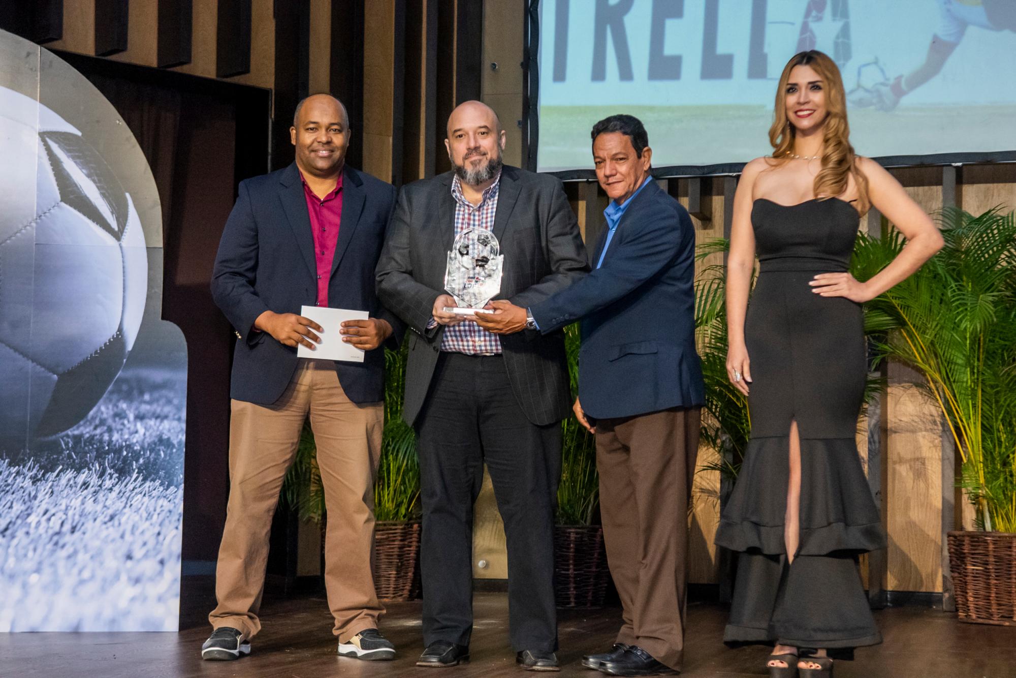 Nelson Pulido recibiendo su reconocimiento por Foto del Año.