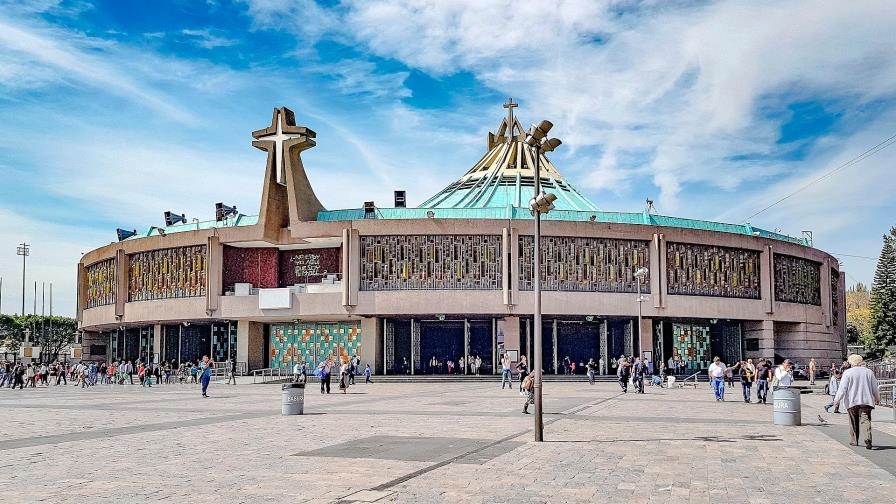 Mexicanos hacen fila en la Basílica de Guadalupe antes de cierre por covid-19 Mexicanos hacen fila en la Basílica de Guadalupe antes de cierre por covid-19