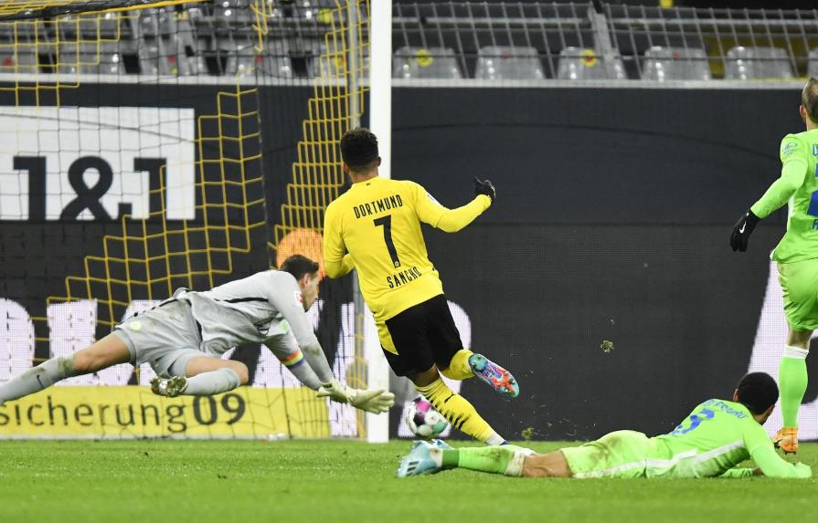 Un deslucido Dortmund rescata triunfo de 2-1 ante Wolfsburgo