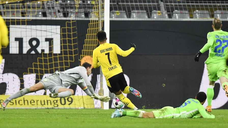 Un deslucido Dortmund rescata triunfo de 2-1 ante Wolfsburgo