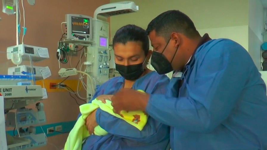 Pareja ecuatoriana con tres niñas buscaba un varón y tuvieron quintillizos