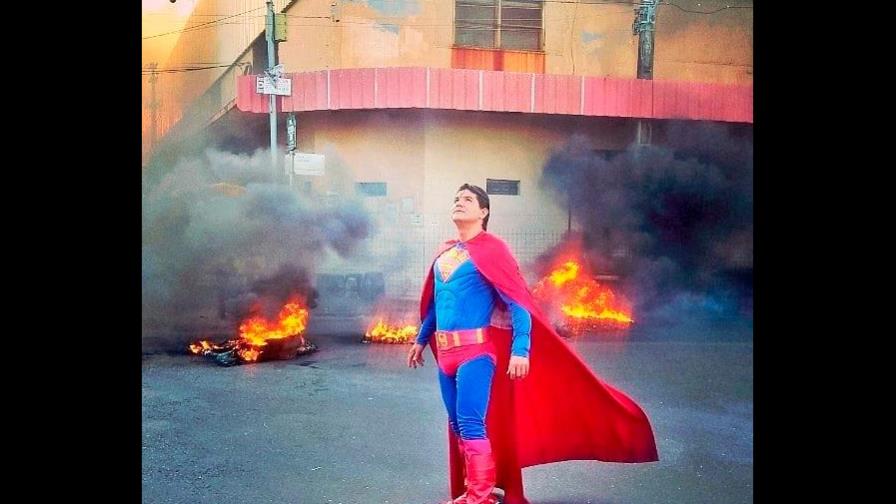 ¡No es Superman! Quiso parar un bus con la mano, pero lo atropellaron